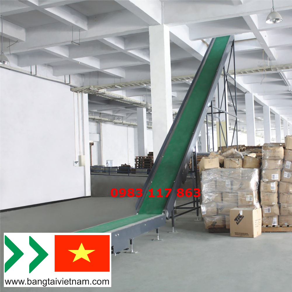 Băng tải nhựa PVC giúp vận chuyển hàng hóa tại nhà máy cao tầng